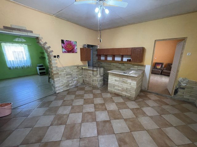 Eladó családi ház, Szekszárdon 8.5 M Ft, 4 szobás