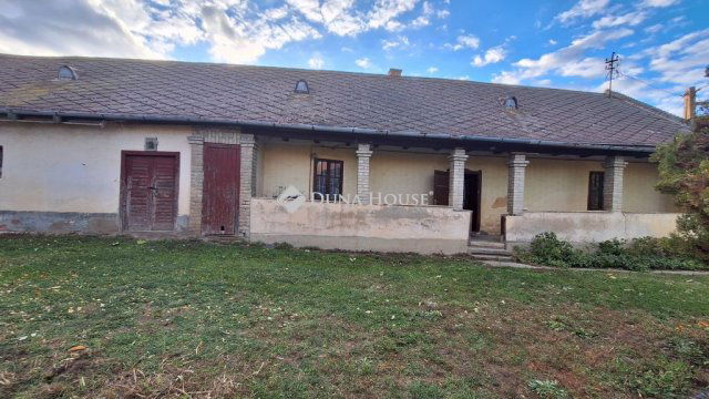 Eladó családi ház, Cecén 14.99 M Ft, 2 szobás