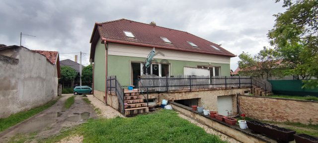 Eladó családi ház, Nagykőrösön 90 M Ft, 8 szobás