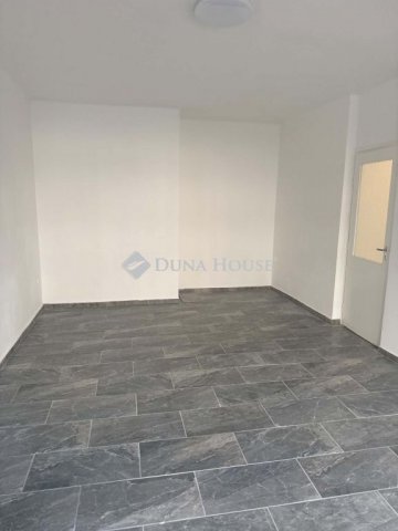 Eladó panellakás, Esztergomban, Szalézi utcában 39.9 M Ft