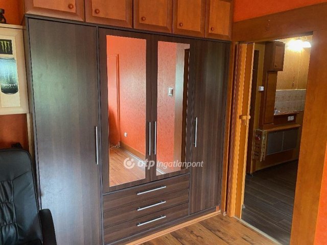 Eladó panellakás, Ajkán 31.5 M Ft, 1+1 szobás