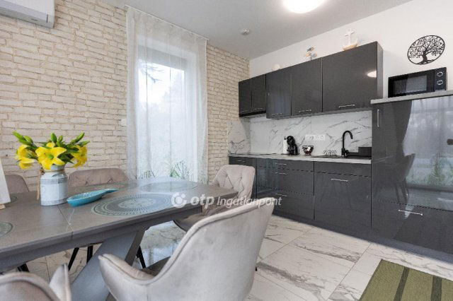 Eladó ikerház, Balatonvilágoson 240 M Ft, 5+1 szobás