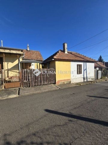 Eladó családi ház, Pécsett 33.4 M Ft, 2 szobás