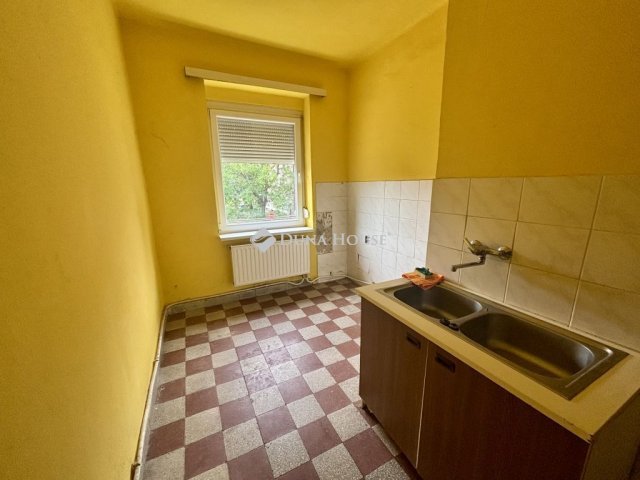 Eladó téglalakás, Oroszlányban, Petőfi Sándor utcában 25 M Ft