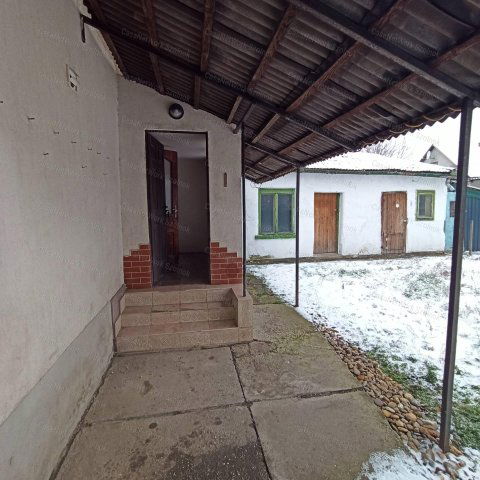 Eladó családi ház, Szolnokon 18 M Ft, 2 szobás