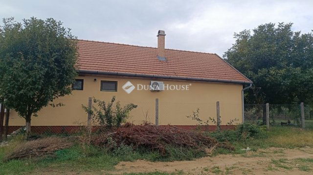 Eladó családi ház, Úrin 51.3 M Ft, 4 szobás