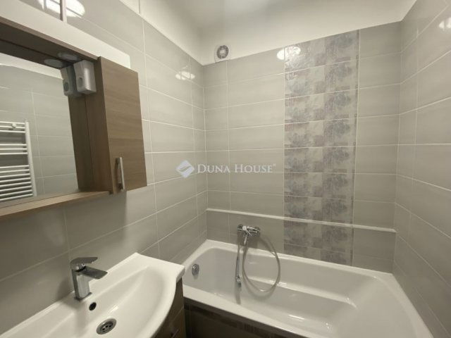 Eladó panellakás, Pécsett 49.9 M Ft, 3 szobás