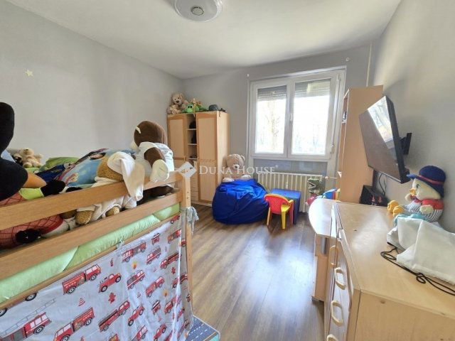 Eladó panellakás, Pécsett 57.9 M Ft, 4 szobás