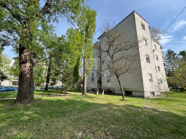 Eladó téglalakás, Almásfüzitőn 33.7 M Ft, 1 szobás