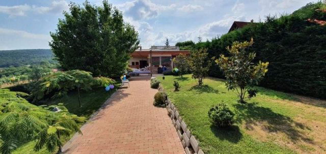 Eladó üzlethelyiség, Felsőörsön 89.9 M Ft