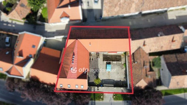 Eladó családi ház, Pápán 249 M Ft, 9+11 szobás