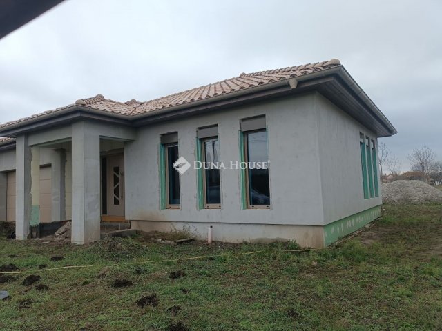Eladó családi ház, Röszkén 84.999 M Ft, 4 szobás