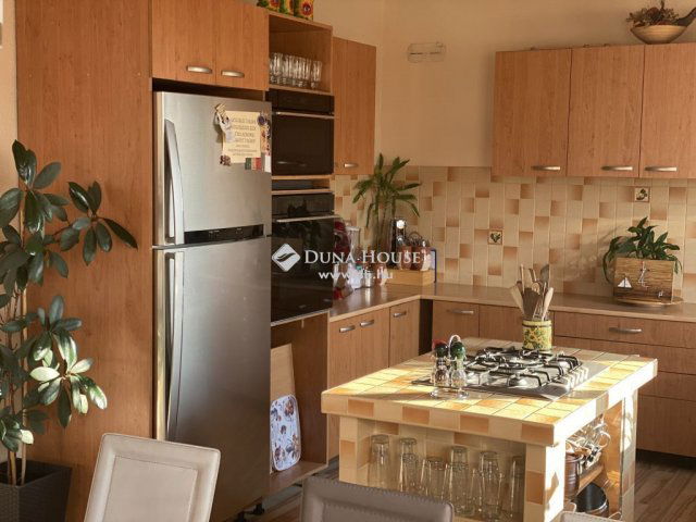 Eladó családi ház, Százhalombattán 150 M Ft, 5 szobás