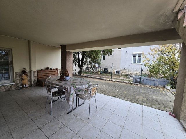 Eladó családi ház, Pécsett 126.9 M Ft, 6 szobás