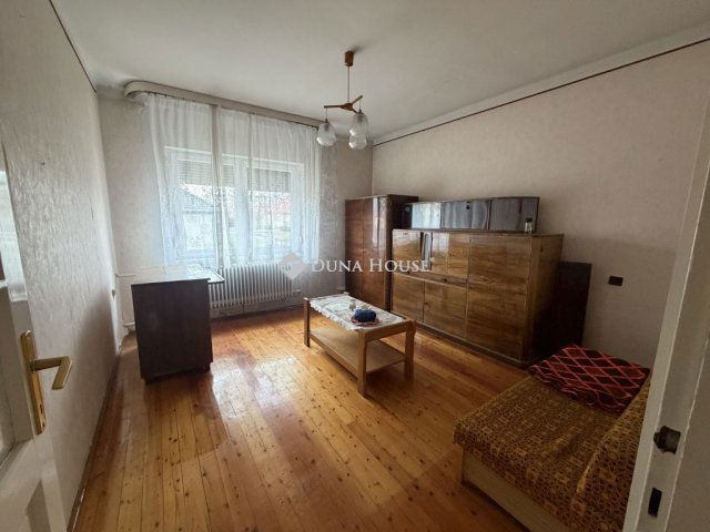 Eladó családi ház, Csornán 43.9 M Ft, 2 szobás