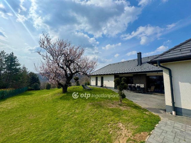 Eladó családi ház, Pécsett 149 M Ft, 4 szobás