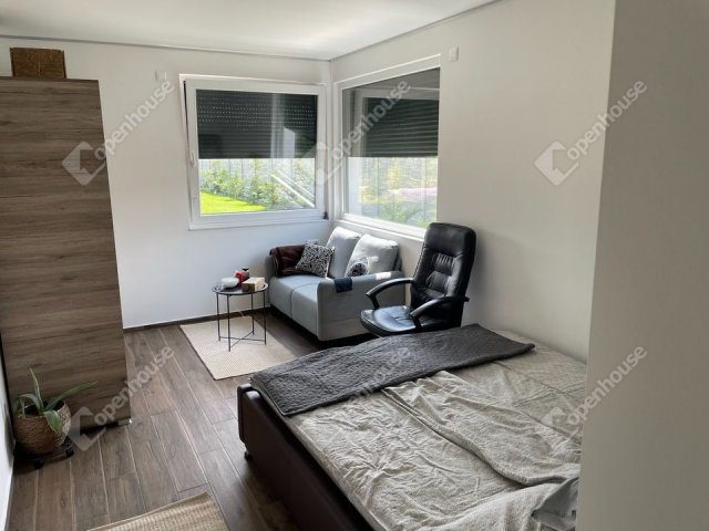 Eladó családi ház, Ajkán 299 M Ft, 5 szobás