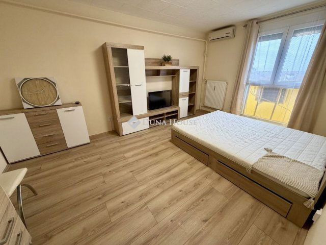 Kiadó panellakás, albérlet, Pécsett, József Attila utcában