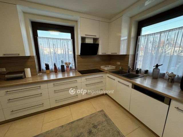 Eladó családi ház, Debrecenben 249.999 M Ft, 6 szobás