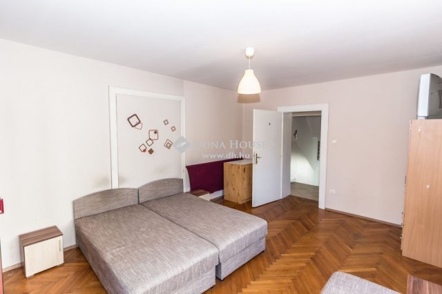 Eladó családi ház, Szombathelyen 95 M Ft, 9 szobás