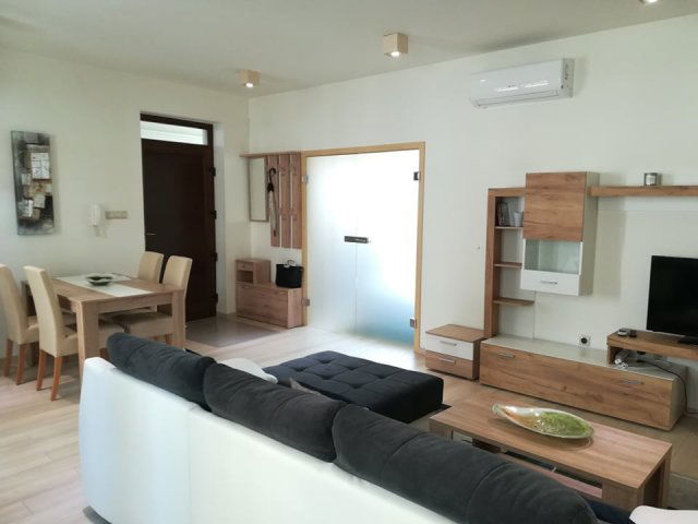 Kiadó téglalakás, albérlet, Pécsett, Anna utcában, 1 szobás