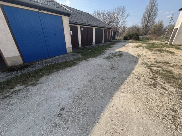 Eladó garázs, Tatabányán, Réti utcában 8.9 M Ft