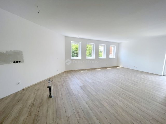 Eladó téglalakás, Kecskeméten 99.9 M Ft, 4 szobás