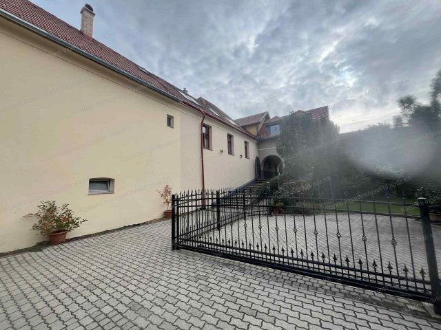 Eladó téglalakás, Tatán 244.99 M Ft, 4 szobás