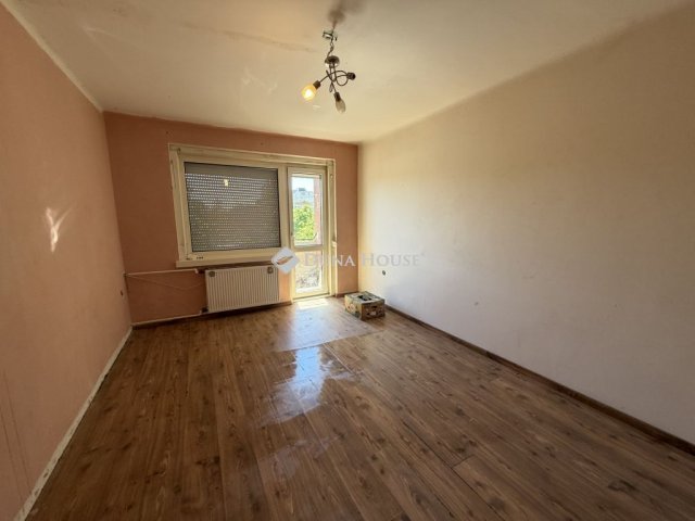 Eladó téglalakás, Győrött 49.999 M Ft, 2 szobás