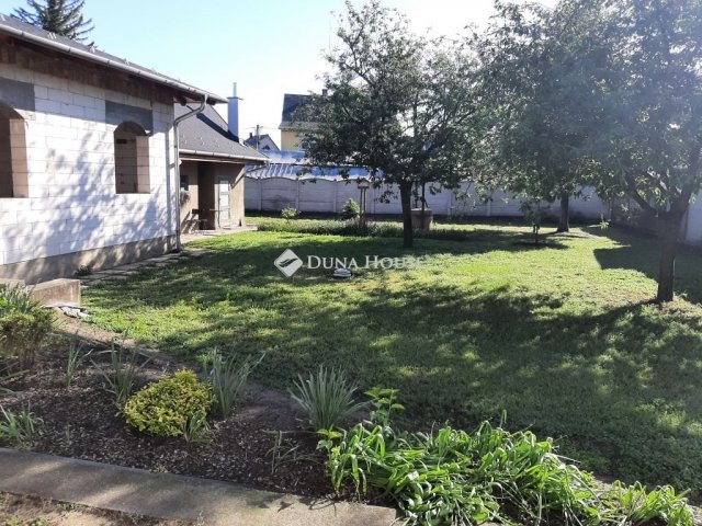 Eladó családi ház, Esztergomban 75 M Ft, 4 szobás