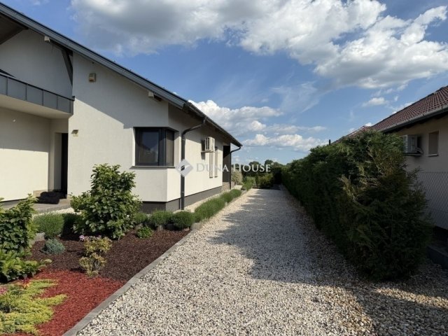 Eladó családi ház, Péterin 155 M Ft, 3 szobás