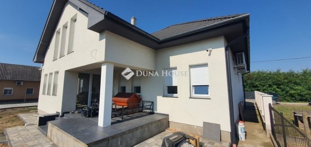 Eladó családi ház, Csévharaszton 175 M Ft, 6 szobás