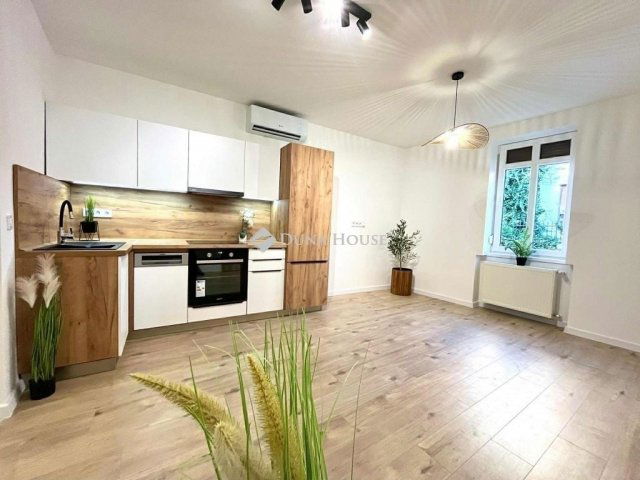 Eladó téglalakás, Pécsett 73.9 M Ft, 3 szobás