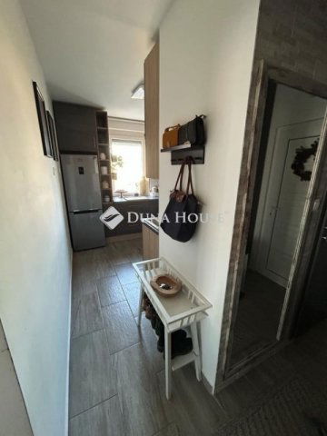 Eladó panellakás, Pécsett 56.9 M Ft, 3 szobás