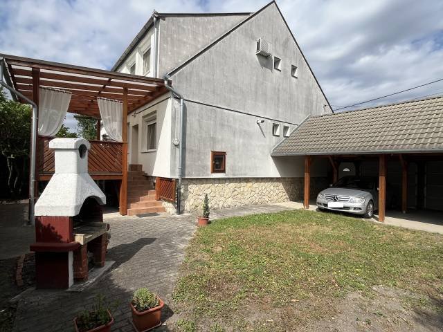 Kiadó ikerház, albérlet, Pápán 180 E Ft / hó, 4 szobás