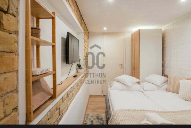 Eladó téglalakás, Budapesten, VI. kerületben 46.9 M Ft, 1 szobás