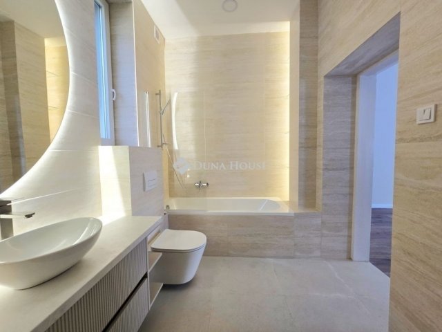 Eladó téglalakás, Pécsett 65.9 M Ft, 3 szobás