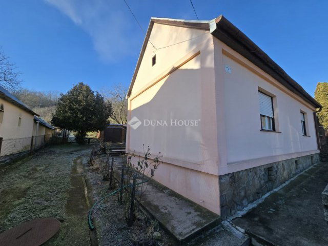 Eladó családi ház, Pécsett, Széna utcában 26.9 M Ft, 3 szobás