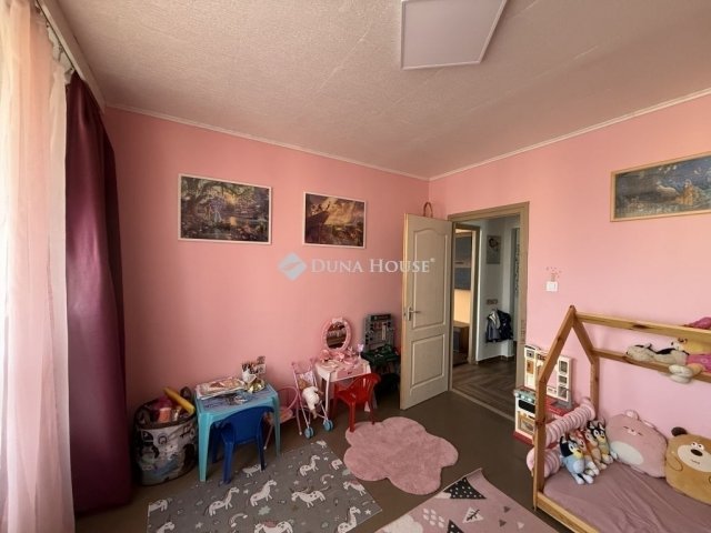 Eladó panellakás, Pécsett 59.9 M Ft, 3 szobás