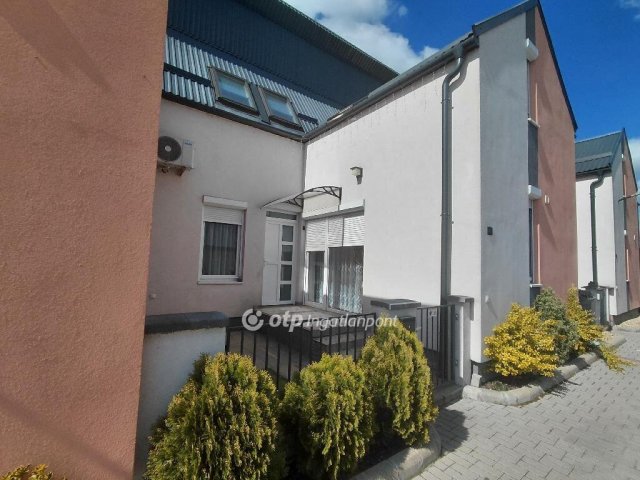 Eladó sorház, Hatvanban 75 M Ft, 3+1 szobás