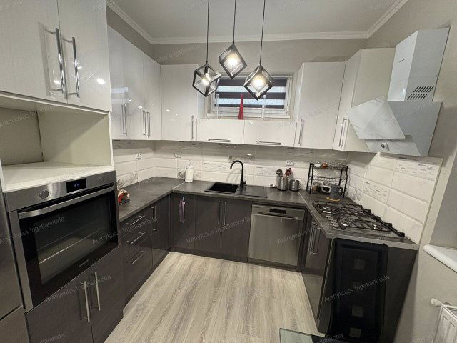 Eladó családi ház, Gyulán 99.99 M Ft, 5 szobás