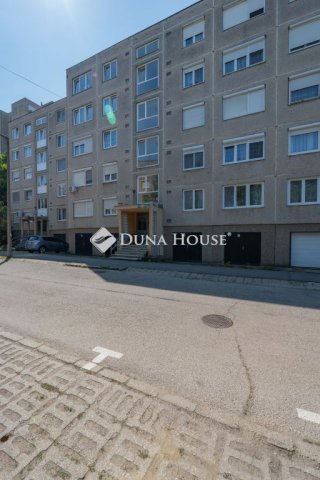 Eladó panellakás, Tatabányán, Sánc utcában 35.9 M Ft, 2 szobás