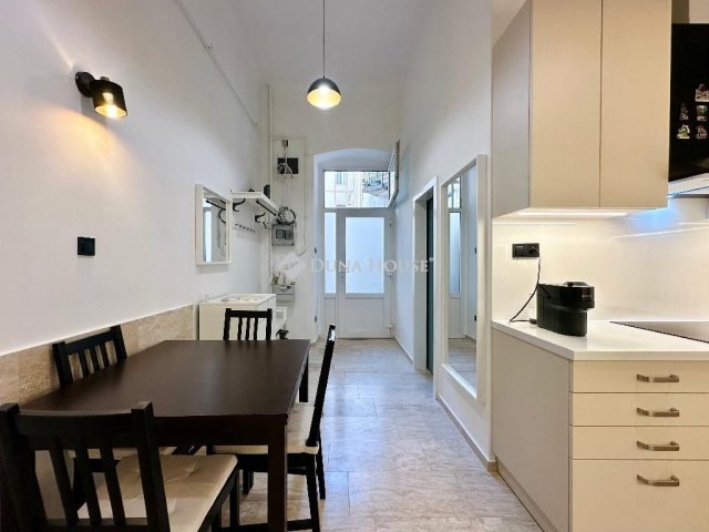 Eladó téglalakás, Budapesten, VI. kerületben 94.9 M Ft, 2 szobás