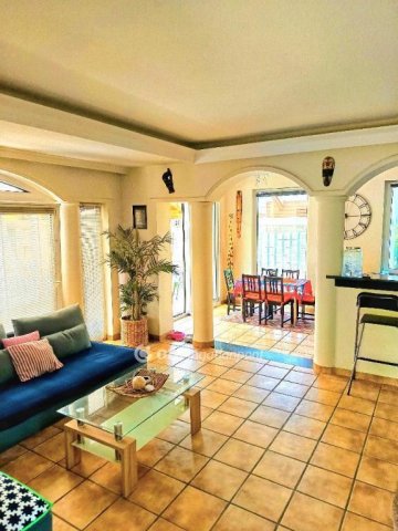 Eladó családi ház, Kisorosziban 144.9 M Ft, 6 szobás