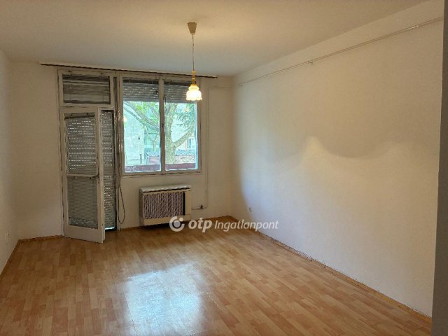 Eladó panellakás, Békésen 24 M Ft, 2 szobás