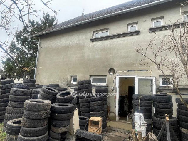 Eladó sorház, Pécsett 195 M Ft, 12+2 szobás