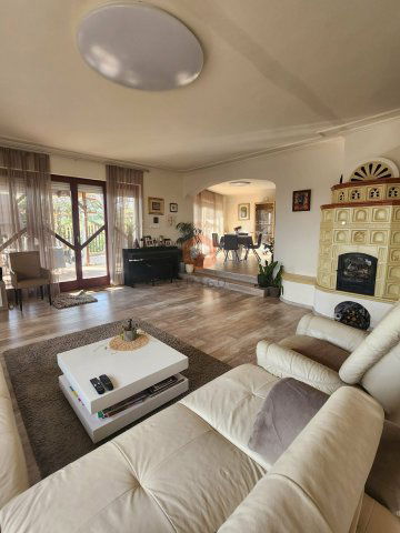 Eladó családi ház, Pécsett 219.9 M Ft, 8 szobás