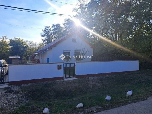 Eladó családi ház, Dánszentmiklóson 57.5 M Ft, 3 szobás