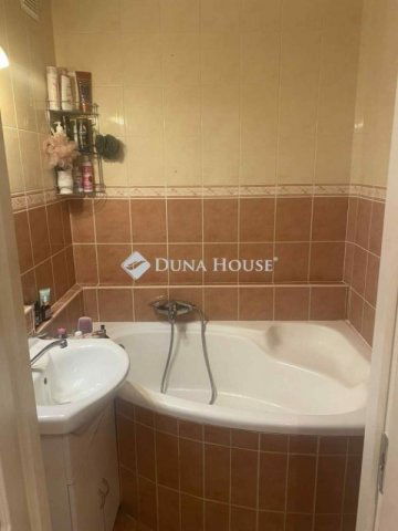 Eladó panellakás, Debrecenben 57.5 M Ft, 3 szobás