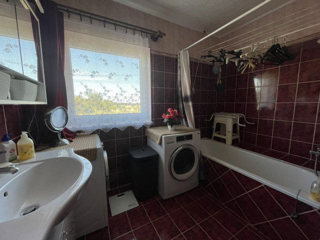 Eladó családi ház, Veszprémben 119.5 M Ft, 4+2 szobás